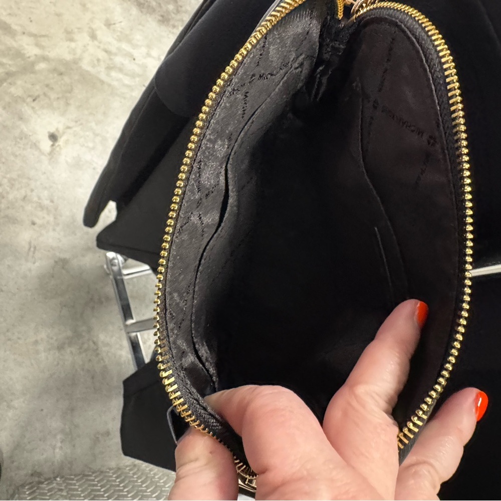 Michael Kors | Crossbody with Chain Detail in Black - Picture 3 of 5